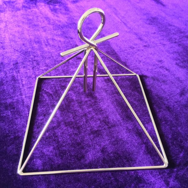 Kleine piramide met Ankh