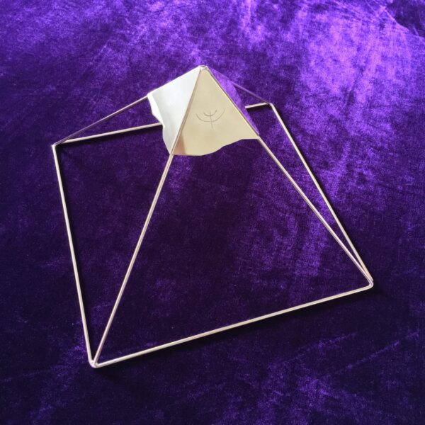 Middelmaat piramide met beplating