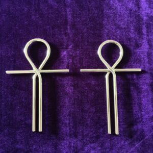 Oud Egyptische Ankh (links) naast hedendaagse Ankh (rechts)