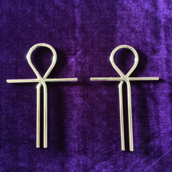 Oud Egyptische Ankh (links) naast hedendaagse Ankh (rechts)