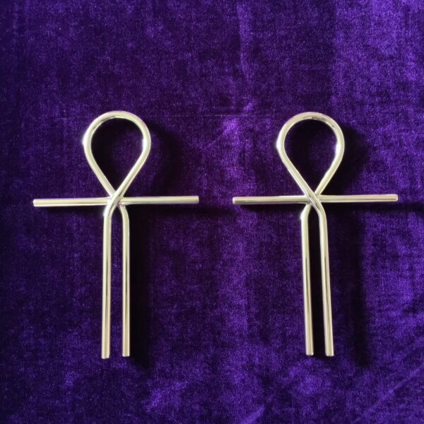 Vrouwelijke oud Egyptische Ankh (links) naast mannelijke Ankh (rechts)