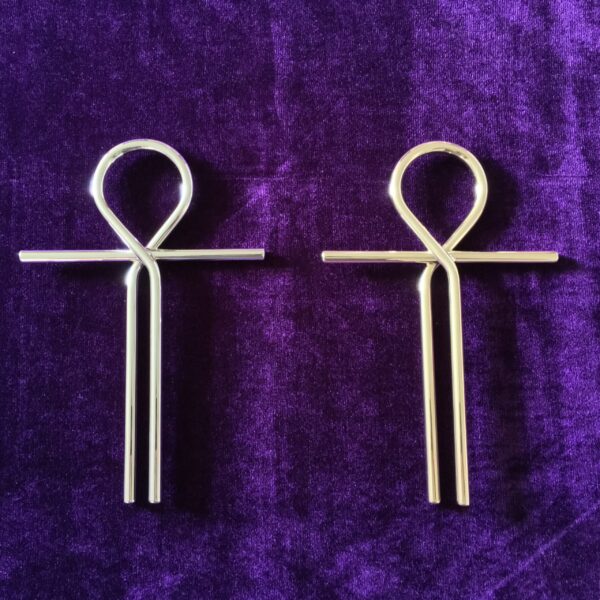 Messing hedendaagse Ankh (rechts) en links vernikkelde Ankh