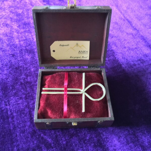 Spirituele opbergbox open met reis Ankh